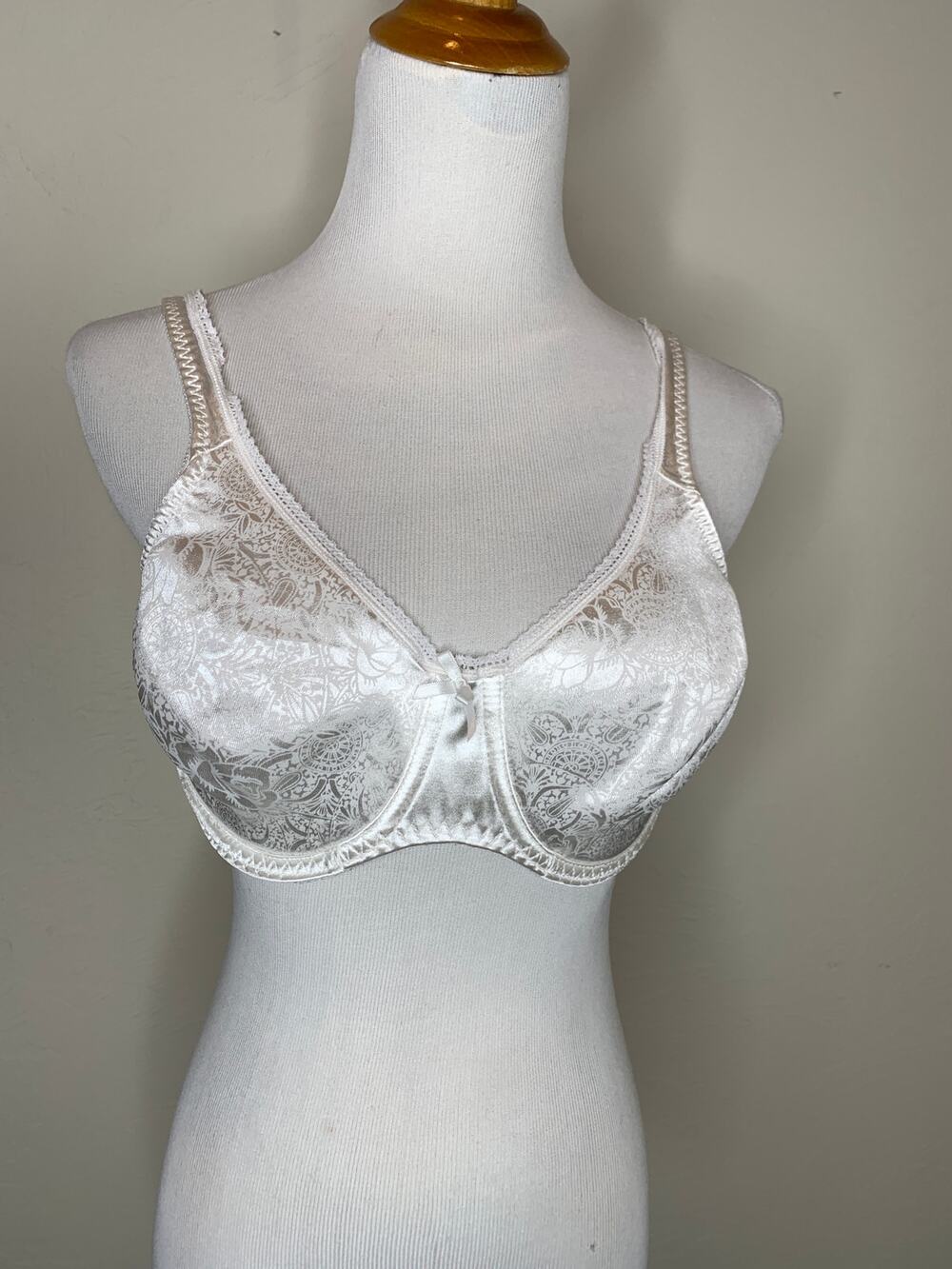 Bali Underwire White Style 3100 Lightly Lined Sz 40 B Smooth Compliments